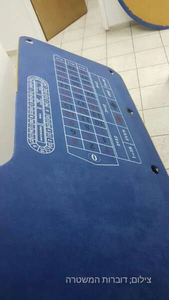 משחקי מזל שנתפסו בדירה // צילום: דוברות משטרת ישראל